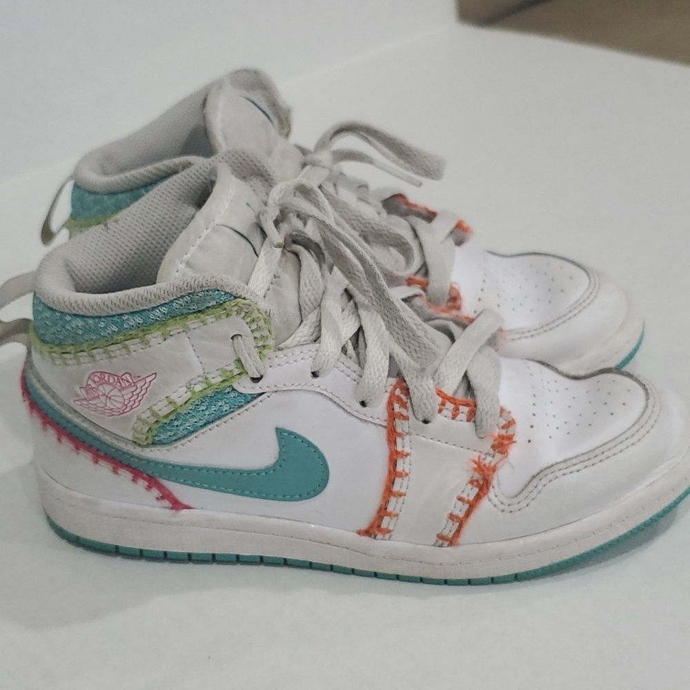 Air Jordan 1 Mid SE (GS) size 2Y